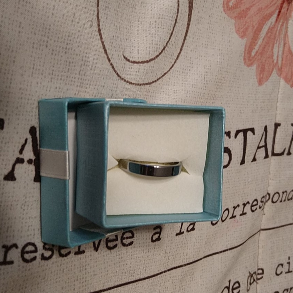 Men's Silver wedding band (never worn)